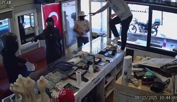 SİLAHLA KUYUMCU SOYMAYA GELEN 3 ACEMİ HIRSIZIN ELLERİNİN BOŞ DÖNDÜKLERİ ANLAR KAMERADA