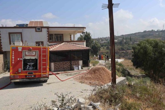 BAHÇEDE ÇIKAN YANGIN EVE SIÇRAMADAN SÖNDÜRÜLDÜ
