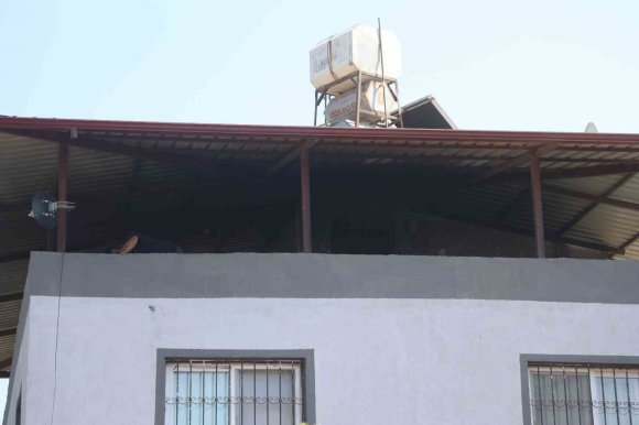 BAHÇEDE ÇIKAN YANGIN EVE SIÇRAMADAN SÖNDÜRÜLDÜ