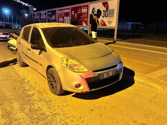PARK HALİNDEKİ ARACA ÇARPAN TOFAŞ’IN SÜRÜCÜSÜ FİRAR ETTİ