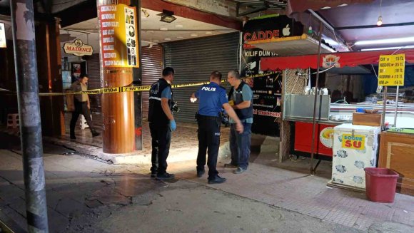MOTOSİKLETLİ SALDIRGANLAR ÇAY OCAĞINI HEDEF ALDI: 2 YARALI