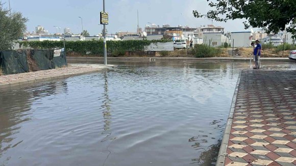 SON 65 YILIN EN KURAK DÖNEMİNİN YAŞANDIĞI HATAY’DA SAĞANAK YAĞIŞ YOLLARI GÖLE ÇEVİRDİ