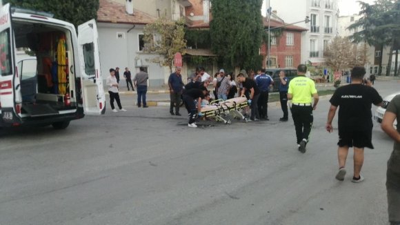 ISPARTA’DA HAFİF TİCARİ ARAÇLA MOTOSİKLET ÇARPIŞTI: 1 YARALI