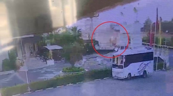 LASTİĞİ PATLAYAN TOMRUK YÜKLÜ KAMYON DEVRİLDİ, SÜRÜCÜ KAZAYI BURNU BİLE KANAMADAN ATLATTI