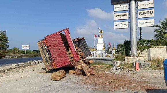 LASTİĞİ PATLAYAN TOMRUK YÜKLÜ KAMYON DEVRİLDİ, SÜRÜCÜ KAZAYI BURNU BİLE KANAMADAN ATLATTI