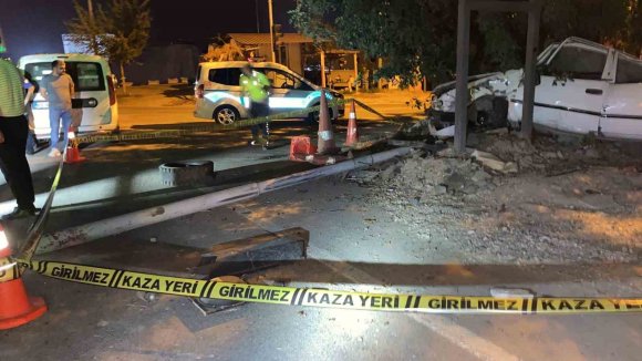 OSMANİYE’DE OTOMOBİL DİREĞE ÇARPTI: KAZADA GENÇ SÜRÜCÜ HAYATINI KAYBETTİ