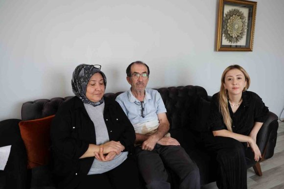 DÖLEK AİLESİNDEN SEVİNÇ GÖZYAŞI "ŞİMDİ ÜLKESİNİ DÖNMESİNİ BEKLİYORUZ"