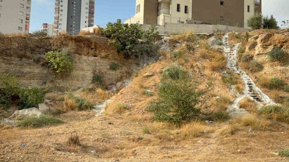 ADANA’DA YOL KENARINDA CESET BULUNDU