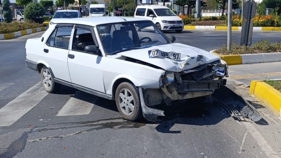 MANAVGAT’TA TOFAŞ OTOMOBİLLE ÇARPIŞAN MOTOSİKLETLİ AĞIR YARALANDI