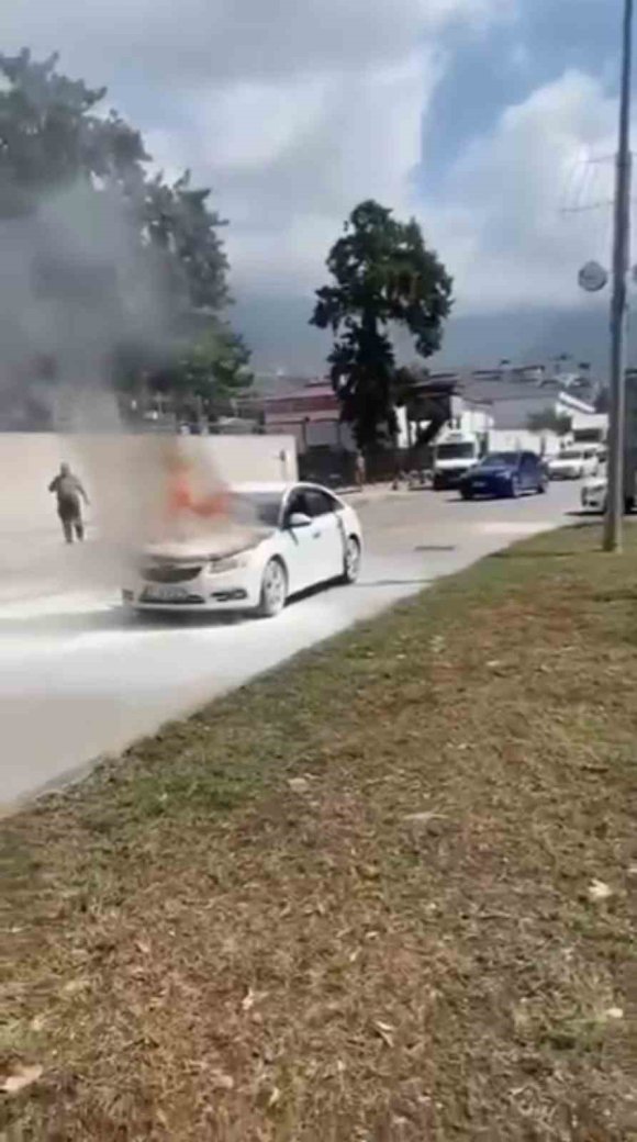 HATAY’DA SEYİR HALİNDEKİ ARAÇ ALEV ALDI
