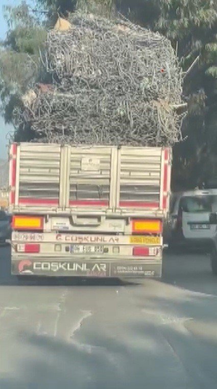 HATAY’DA DEMİR YÜKLÜ TIR TRAFİKTE YÜREKLERİ AĞZA GETİRDİ