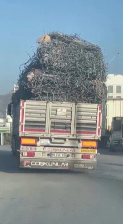 HATAY’DA DEMİR YÜKLÜ TIR TRAFİKTE YÜREKLERİ AĞZA GETİRDİ