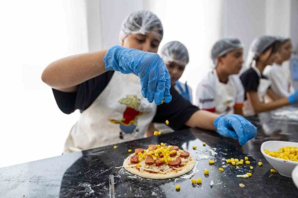 MERSİN’DE MİNİK ŞEFLER YEMEK YAPMAYI ÖĞRENİYOR