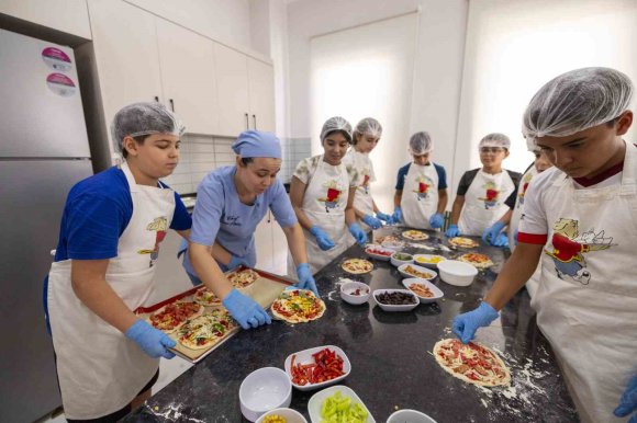 MERSİN’DE MİNİK ŞEFLER YEMEK YAPMAYI ÖĞRENİYOR