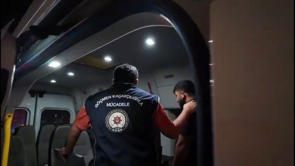 MERSİN’DE 12 DÜZENSİZ GÖÇMEN YAKALANDI