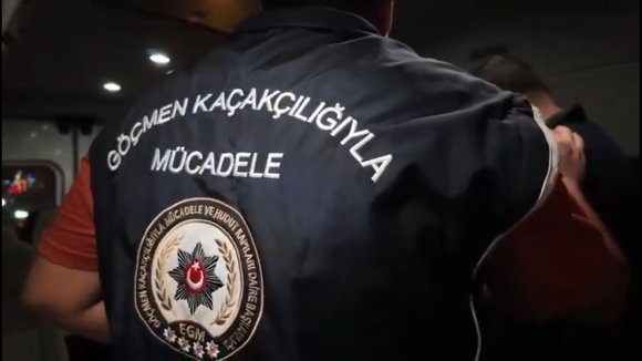 MERSİN’DE 12 DÜZENSİZ GÖÇMEN YAKALANDI