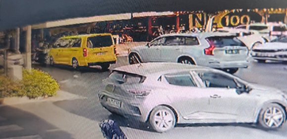 TİCARİ TAKSİYLE ÇARPIŞAN MOTOSİKLET SAVRULUP BAŞKA BİR OTOMOBİLE ÇARPTI: 1 YARALI