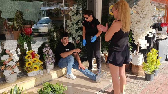 TİCARİ TAKSİYLE ÇARPIŞAN MOTOSİKLET SAVRULUP BAŞKA BİR OTOMOBİLE ÇARPTI: 1 YARALI