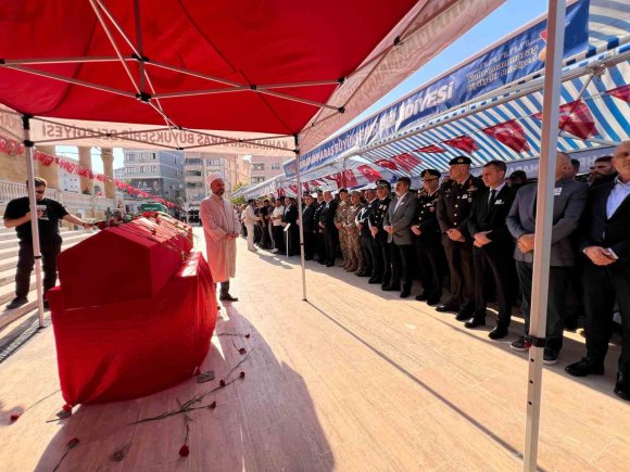 ŞEHİT ÖZEL HAREKAT POLİSİ SON YOLCULUĞUNA UĞURLANDI