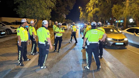 ADANA’DA ALKOLLÜ ARAÇ KULLANANLAR POLİSTEN KAÇAMADI