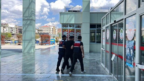 DURDURAMADIĞI ARACIN ARKASINDAN ATEŞ EDİP SÜRÜCÜYÜ VURDU