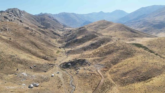 NURHAK’IN TAHTALI YAYLASI’NDA BAL SAĞIMI