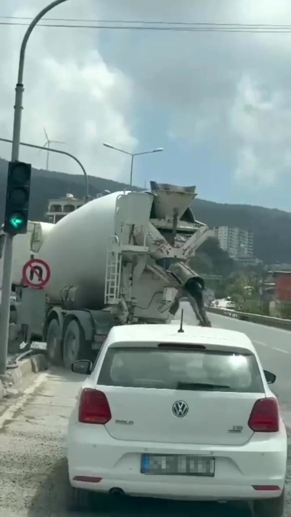 SEYİR HALİNDEKİ MİKSER, DÖNÜŞ ESNASINDA YOLU BETONLA KAPLADI