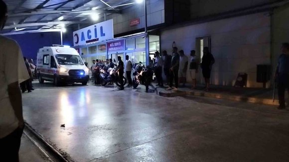 DÜĞÜN SALONU ÖNÜNDEKİ KÜFÜR TARTIŞMASINDA SİLAHLAR KONUŞTU: 1 AĞIR YARALI