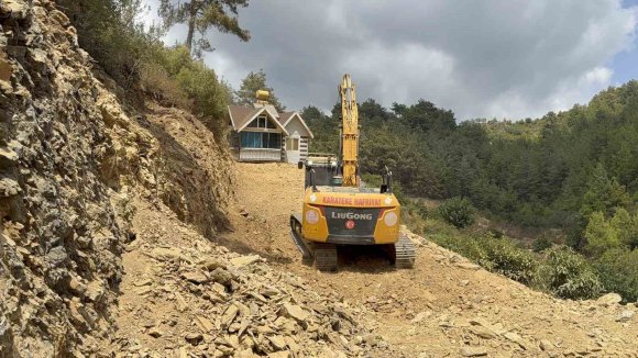 TONLARCA AĞIRLIKTA OLAN EVİNİ EŞYALARIYLA BİRLİKTE RAYLARIN ÜZERİNDEN İŞ MAKİNESİ YARDIMIYLA YÜRÜTÜP TAPULU ARAZİNE ÇEKTİ