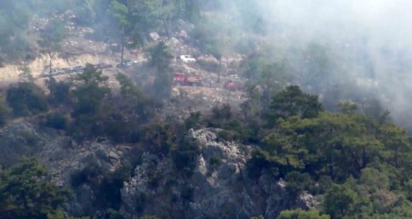 KEMER’DE ORMANLIK ALANDA ÇIKAN YANGIN BÜYÜMEDEN KONTROL ALTINA ALINDI