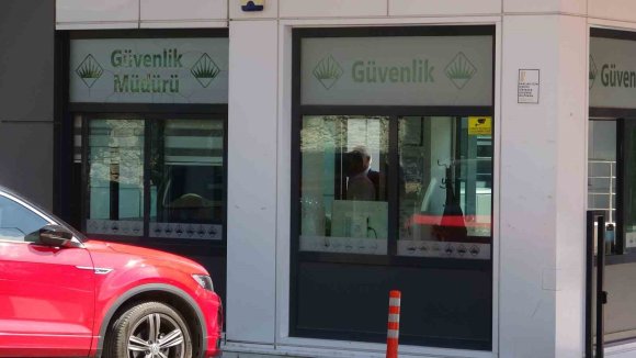 GÖREV BAŞINDAYKEN OTOMOBİLİN ÇARPTIĞI GÜVENLİK GÖREVLİSİ HAYATINI KAYBETTİ