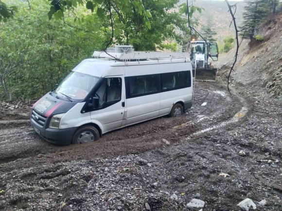 ŞİDDETLİ YAĞIŞ NEDENİYLE KAPANAN YOLLAR AÇILDI