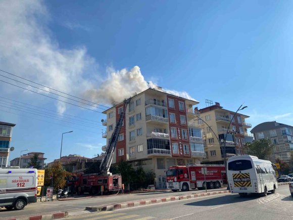 YANGIN ÇIKAN ÇATIDA MAHSUR KALAN İŞÇİ KURTARILDI