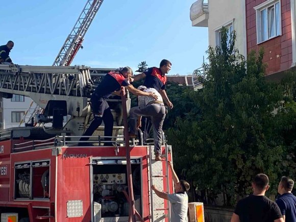 YANGIN ÇIKAN ÇATIDA MAHSUR KALAN İŞÇİ KURTARILDI