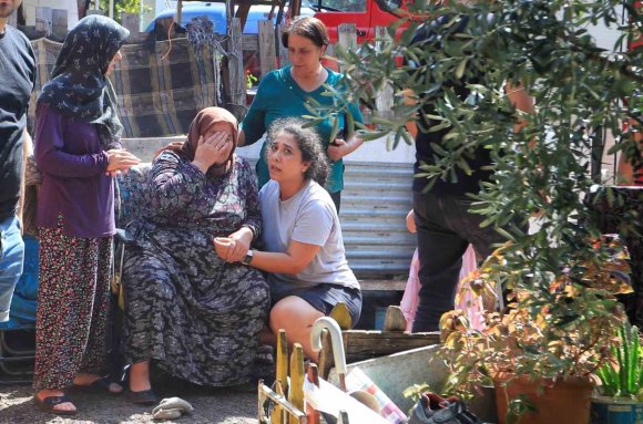 EVİNDE YANGIN ÇIKAN ADAM SÖNDÜRME ÇALIŞMALARINI ÇARESİZ GÖZLERLE İZLEDİ
