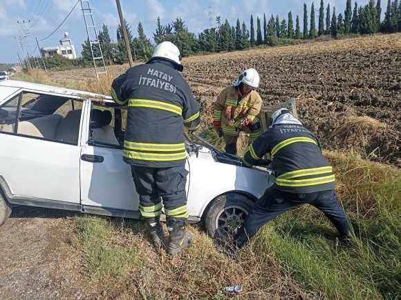 TAKLA ATARAK TERS DÖNEN OTOMOBİLDEKİ 2 KİŞİ YARALANDI