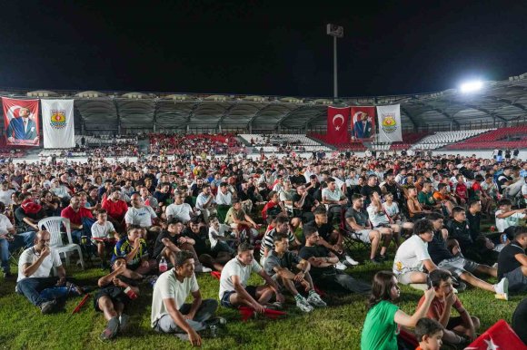TARSUS’TA A MİLLİ TAKIM MAÇI COŞKUYLA İZLEDİ