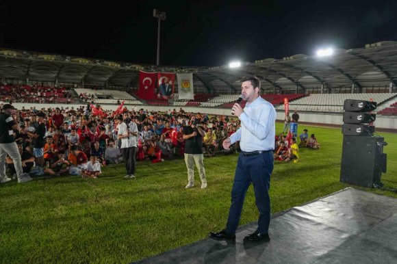 TARSUS’TA A MİLLİ TAKIM MAÇI COŞKUYLA İZLEDİ