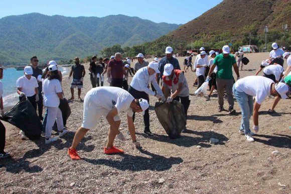ADRASAN’DA YAZ TATİLİNİN ARDINDAN BOŞ KALAN PLAJI TEMİZLEDİLER