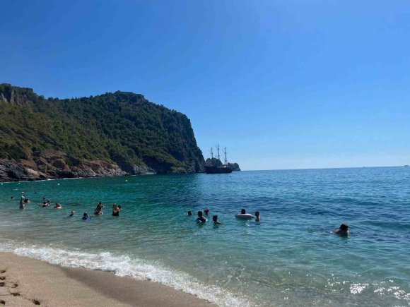 ALANYA’DA EYLÜL AYINDA PLAJLAR DOLDU