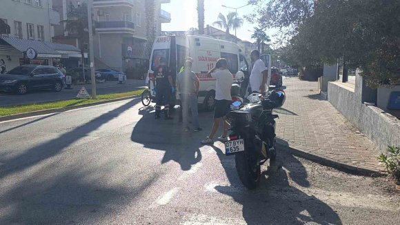 OTOMOBİL İLE ÇARPIŞAN MOTOSİKLETLİ YARALANDI: KAZA ANI GÜVENLİK KAMERASINDA