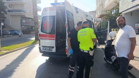 OTOMOBİL İLE ÇARPIŞAN MOTOSİKLETLİ YARALANDI: KAZA ANI GÜVENLİK KAMERASINDA