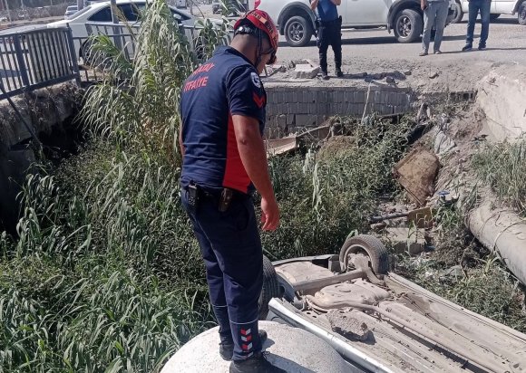 ANTAKYA’DA MENFEZE DEVRİLEN OTOMOBİLİN SÜRÜCÜSÜ YARALANDI