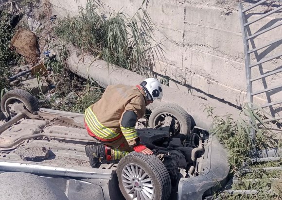 ANTAKYA’DA MENFEZE DEVRİLEN OTOMOBİLİN SÜRÜCÜSÜ YARALANDI