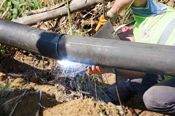 ERDEMLİ BELEDİYESİNDEN ÜRETİCİLERE 32 BİN METRE SULAMA BORUSU DESTEĞİ