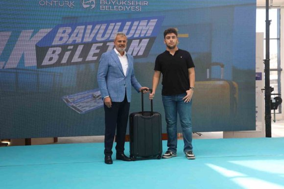 DEPREMZEDE ÖĞRENCİLERİN ÜNİVERSİTE YOLUNDAKİ İLK BİLETLERİNİ VE BAVULLARINI HATAY BÜYÜKŞEHİR BELEDİYESİ HEDİYE ETTİ