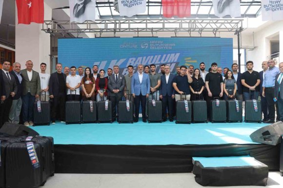 DEPREMZEDE ÖĞRENCİLERİN ÜNİVERSİTE YOLUNDAKİ İLK BİLETLERİNİ VE BAVULLARINI HATAY BÜYÜKŞEHİR BELEDİYESİ HEDİYE ETTİ