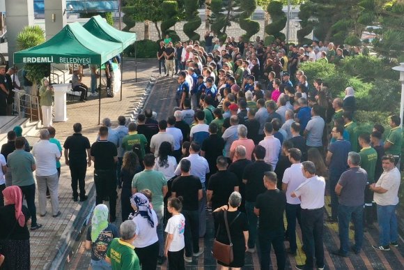 ERDEMLİ BELEDİYESİ’NİN ACI GÜNÜ: VEFAT EDEN PERSONEL İÇİN TÖREN DÜZENLENDİ
