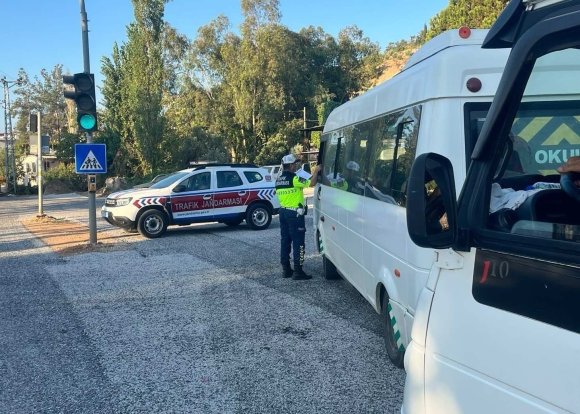 MERSİN’DE JANDARMADAN OKUL SERVİSLERİNDE SIKI DENETİM