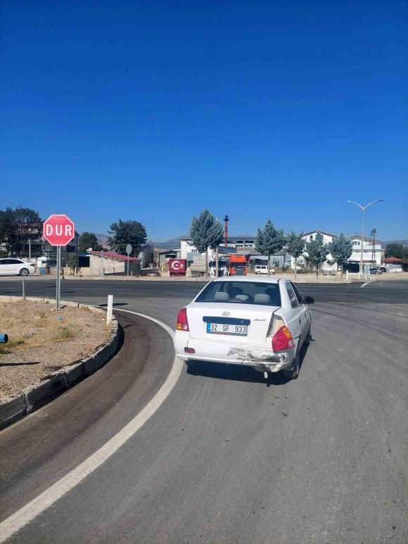 ŞARKİKARAAĞAÇ’TA İKİ OTOMOBİL ÇARPIŞTI: 3 YAŞINDAKİ ÇOCUK YARALANDI